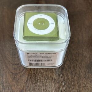 Apple iPod Shuffle 2GB Green 4th Gen - New Never Used, but opened no Headphones